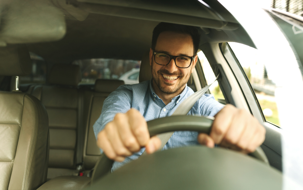 man in auto aan stuur