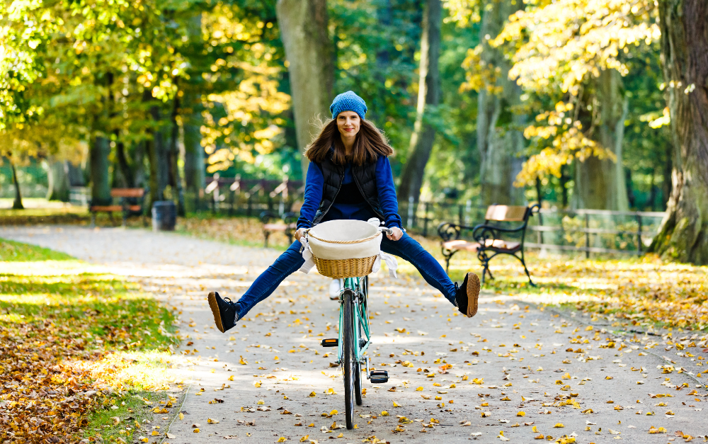 vrouw op fiets in het park